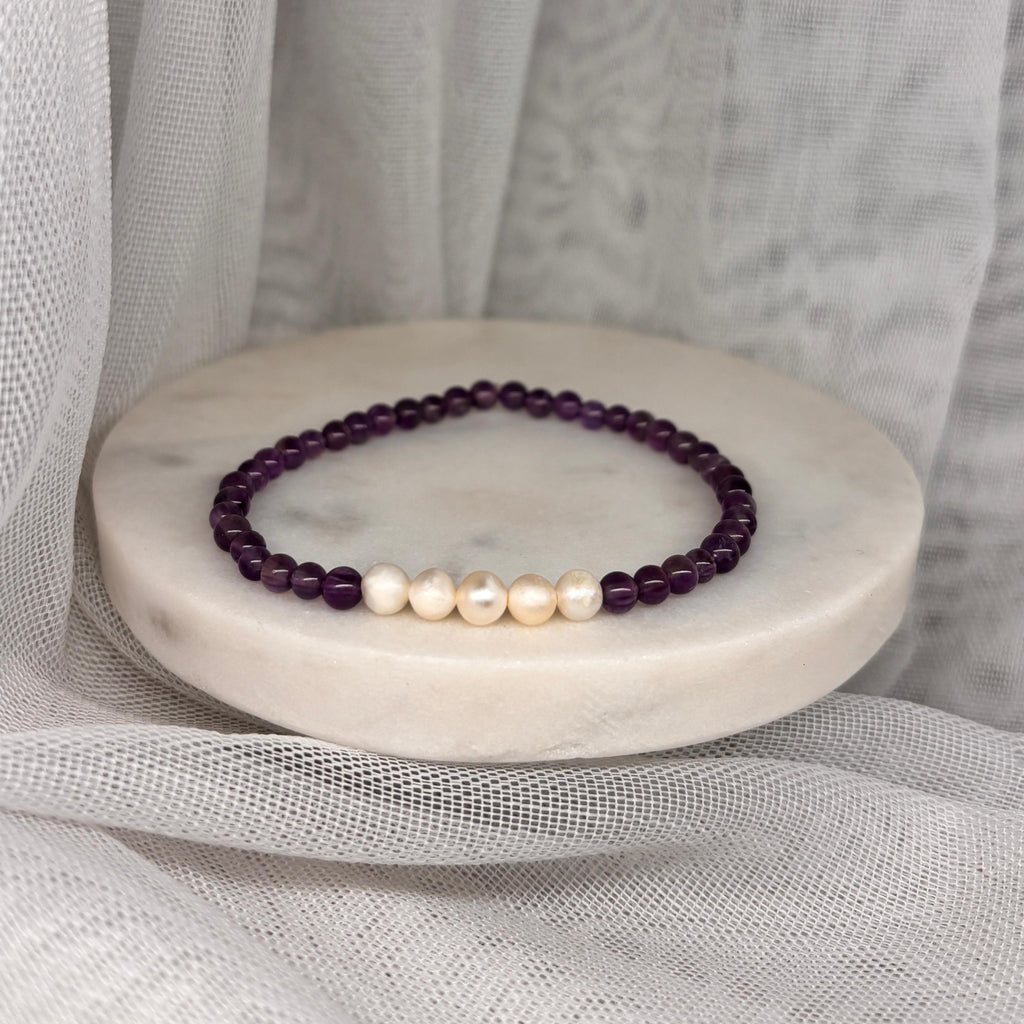 Armband aus natürlichen Perlen und Edelsteinen - Perlen mit Amethyst