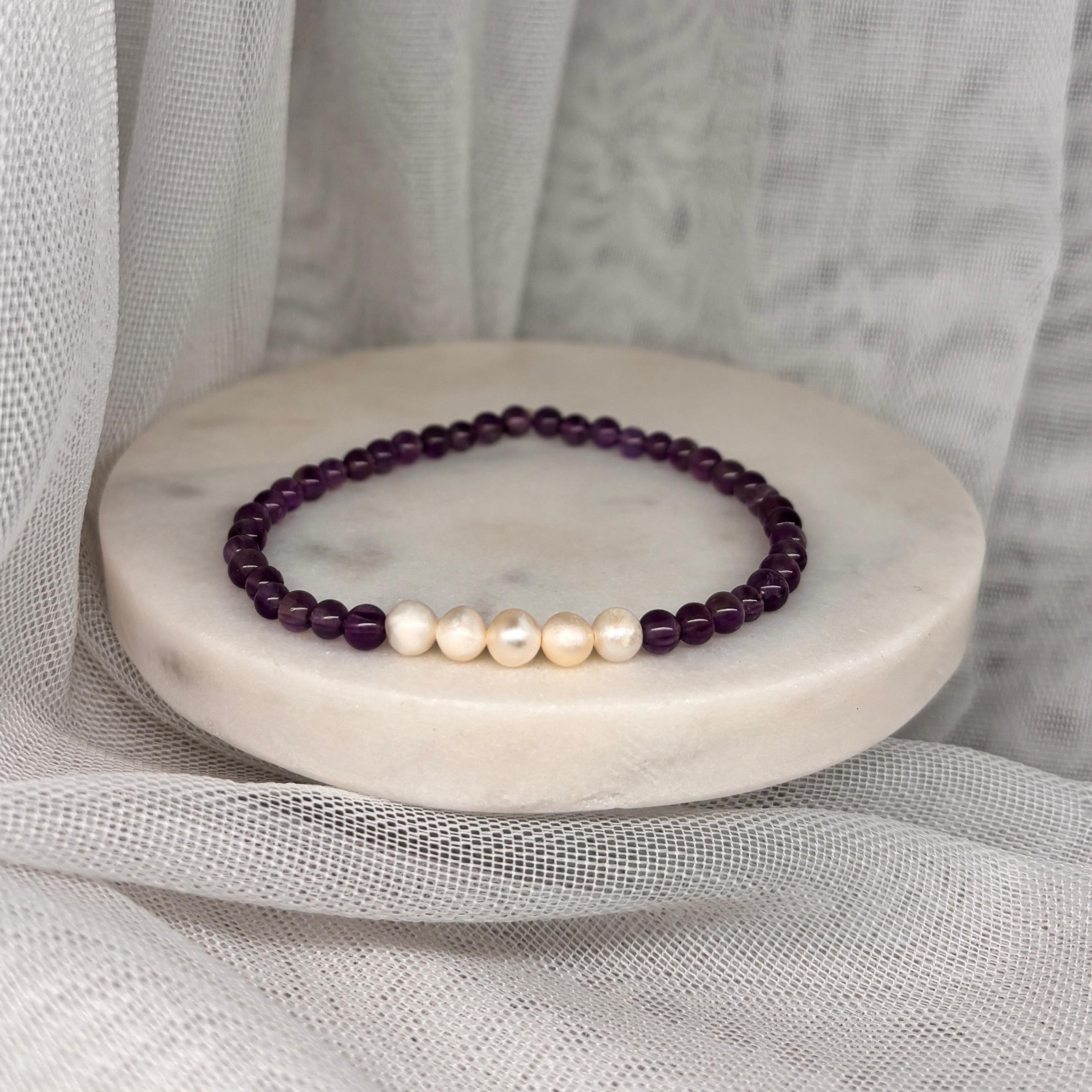 Armband aus natürlichen Perlen und Edelsteinen - Perlen mit Amethyst