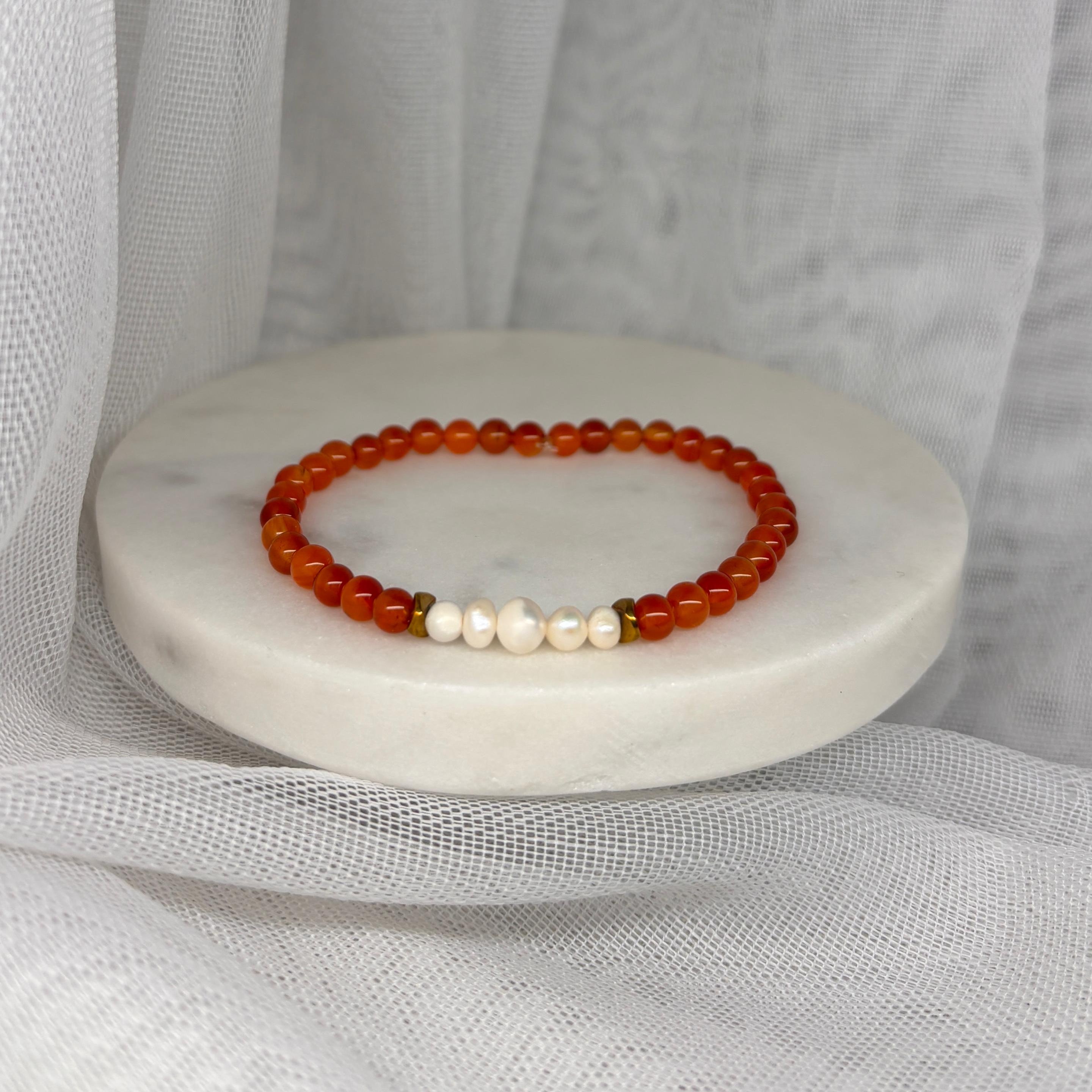 Armband aus natürlichen Perlen und Edelsteinen - Perlen mit roter Achat