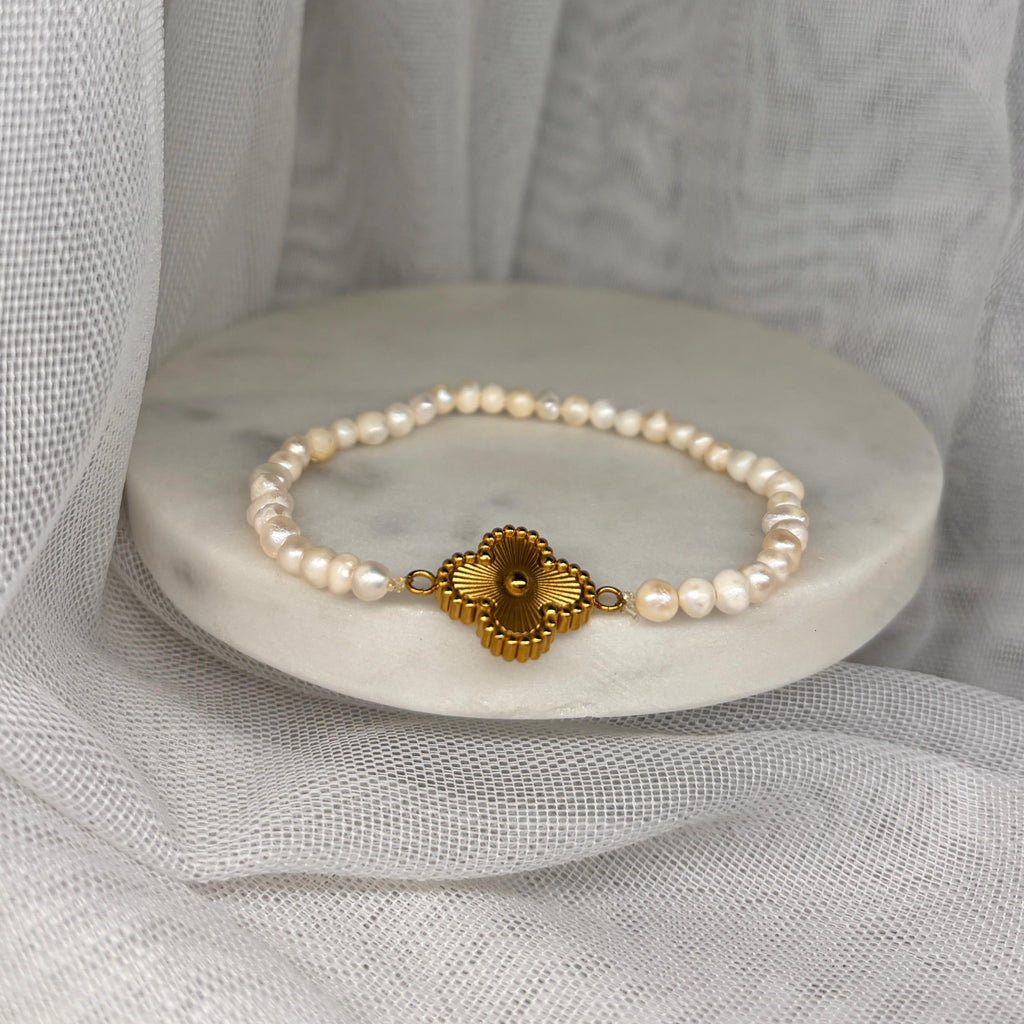 Armband aus natürlichen Perlen mit Kleeblatt-Anhänger