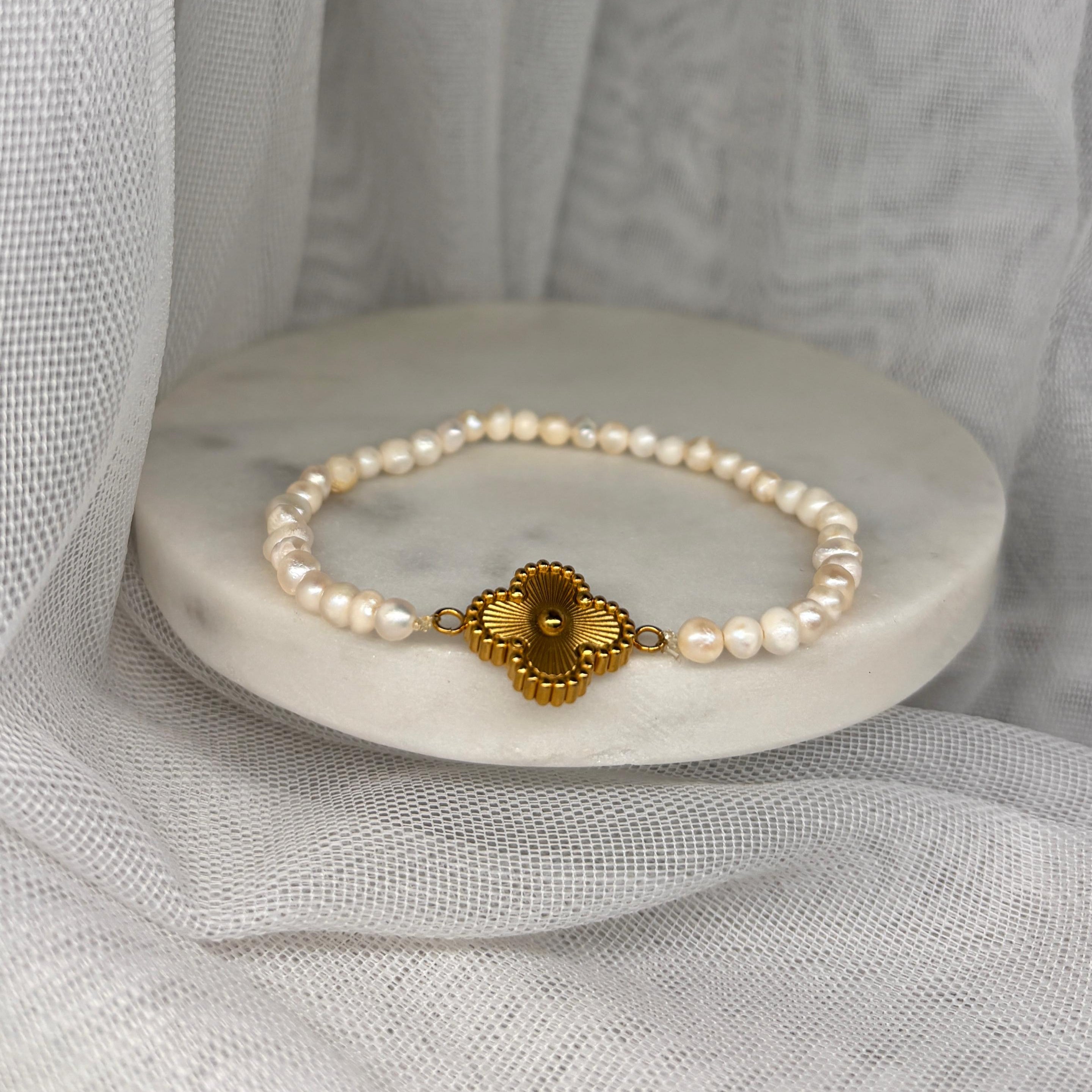 Armband aus natürlichen Perlen mit Kleeblatt-Anhänger