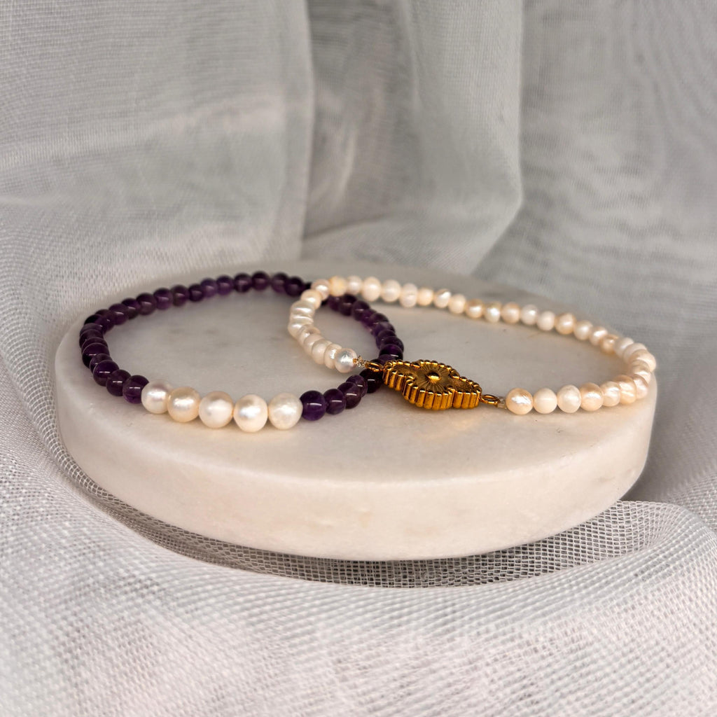 Armband aus natürlichen Perlen und Edelsteinen - Perlen mit Amethyst