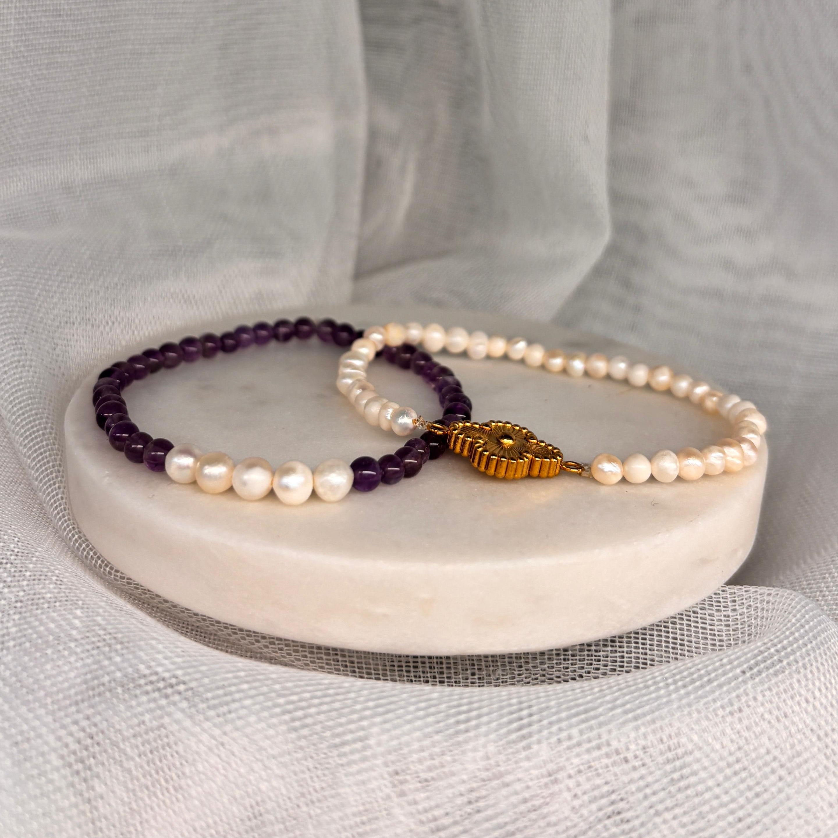 Armband aus natürlichen Perlen und Edelsteinen - Perlen mit Amethyst