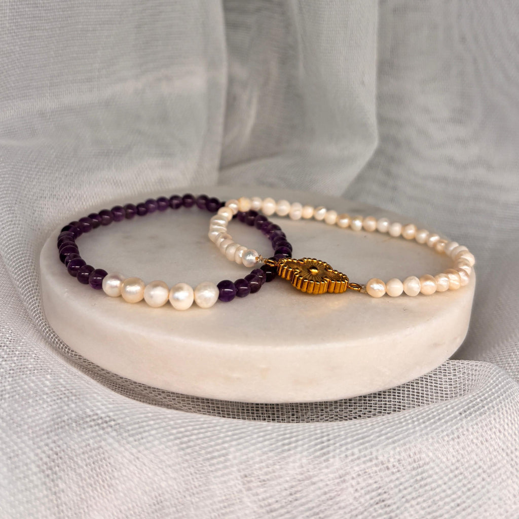 Armband aus natürlichen Perlen mit Kleeblatt-Anhänger