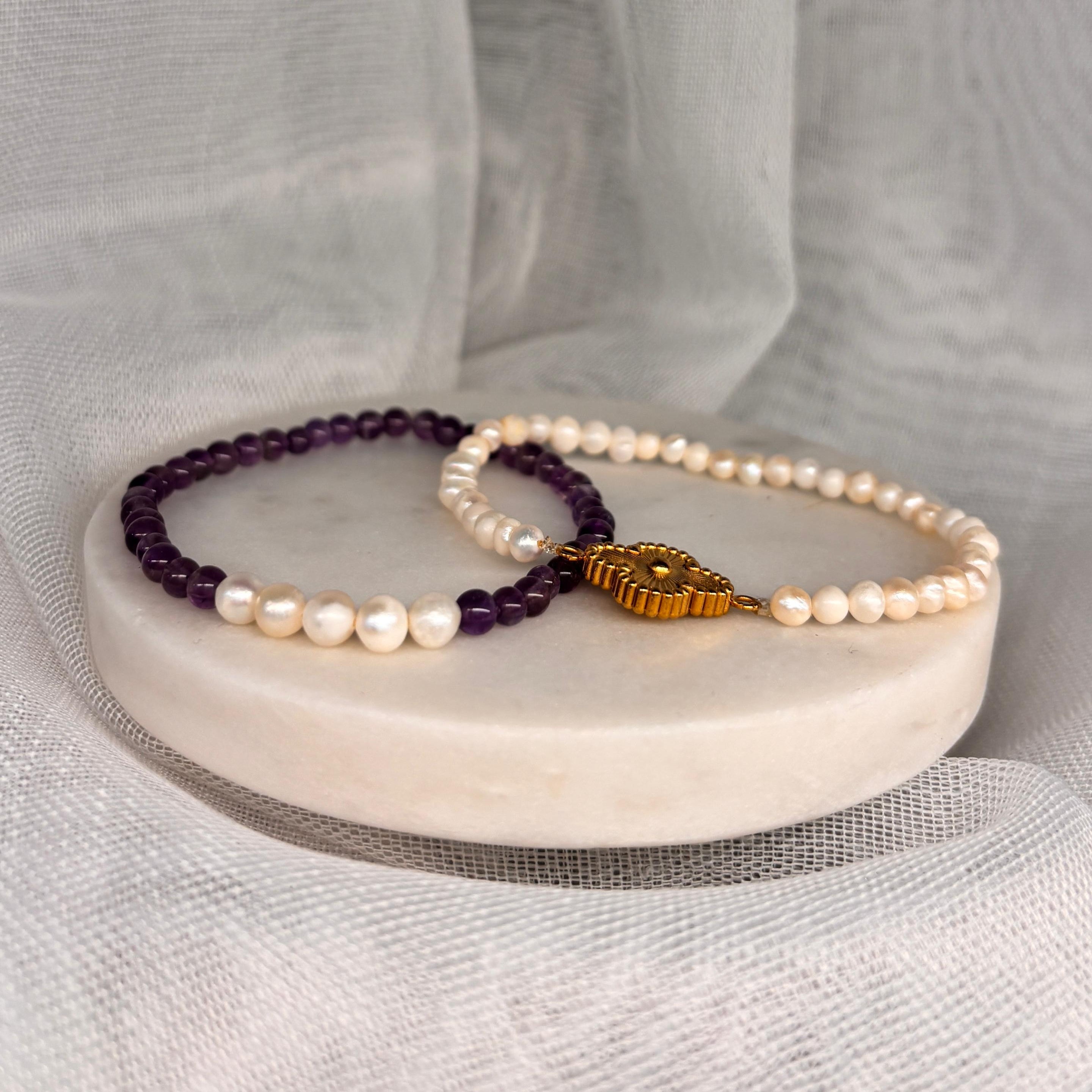 Armband aus natürlichen Perlen mit Kleeblatt-Anhänger