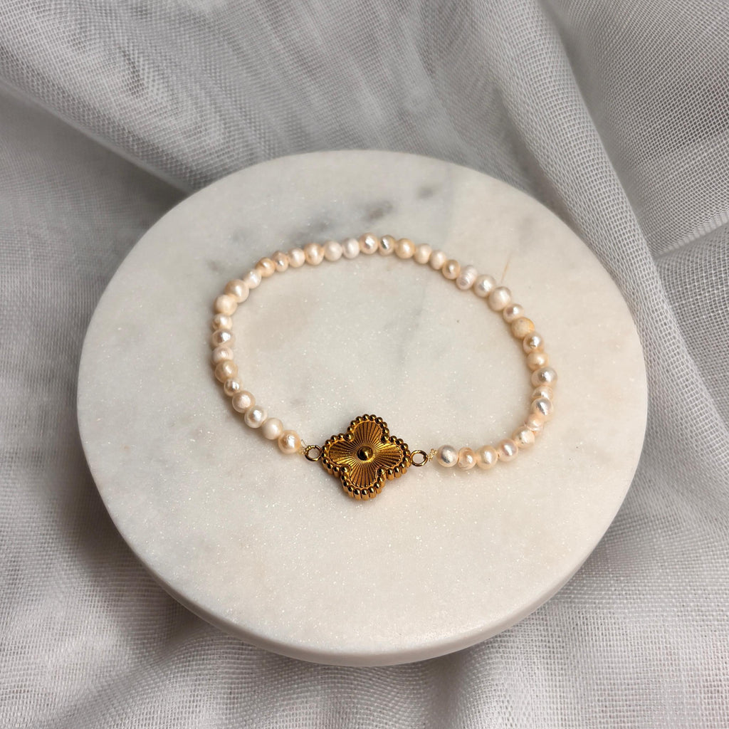 Armband aus natürlichen Perlen mit Kleeblatt-Anhänger