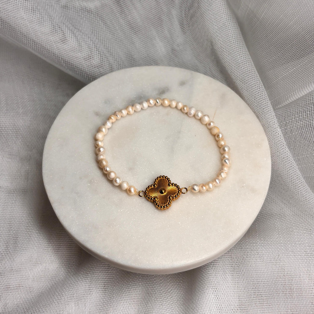 Armband aus natürlichen Perlen mit Kleeblatt-Anhänger